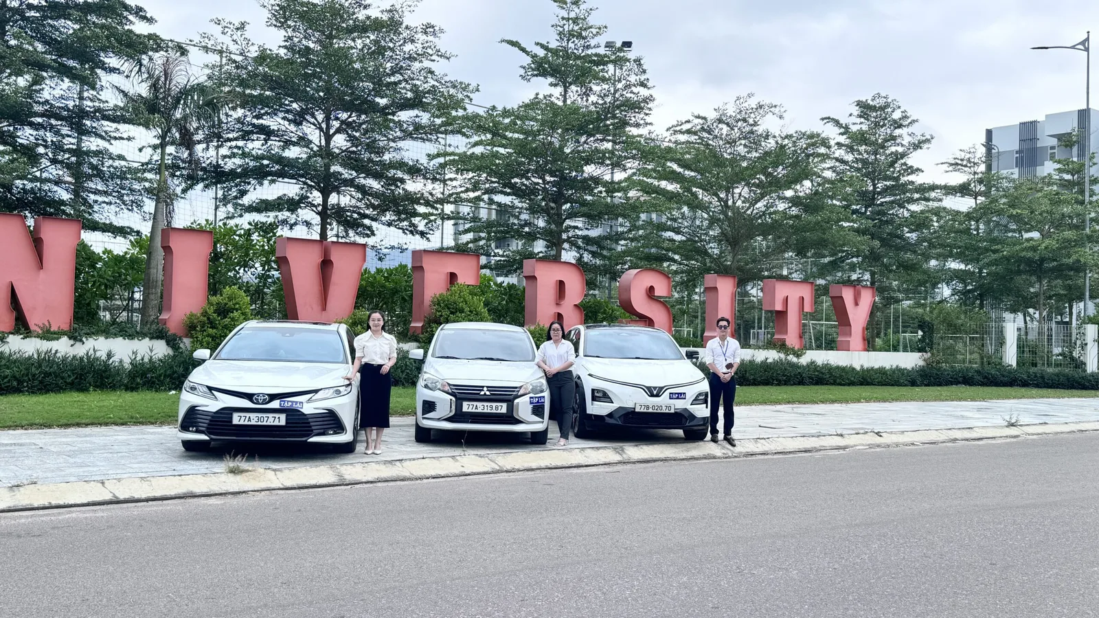 Xe tập lái và học viên tại trung tâm